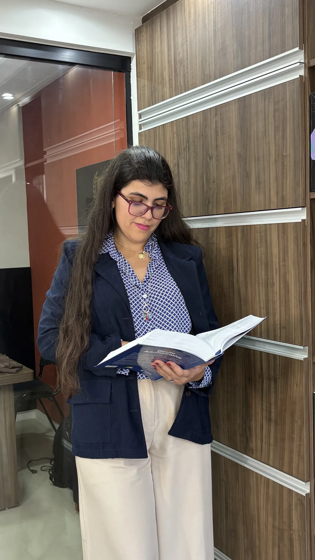 Dra. Ariel de Azevedo Grandal em leitura técnica no escritório